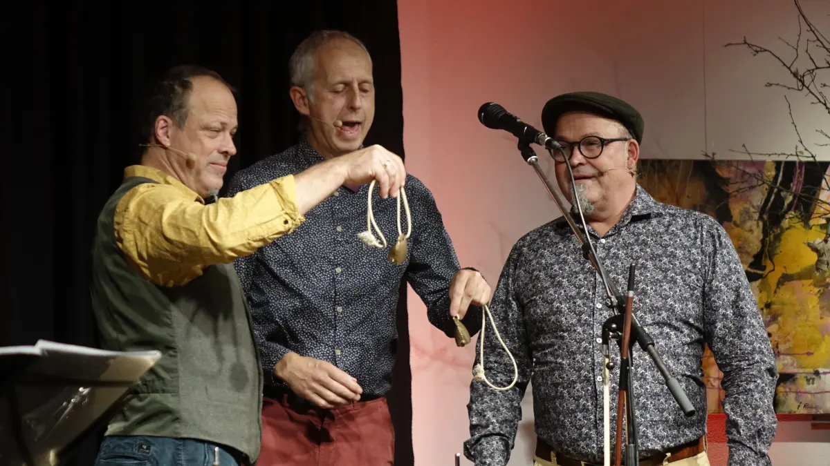 Das Trio "Berta Epple" sorgte auch schon mal für die eigene Geräuschkulisse mit Feuerknistern, Glöckchengeläut und Ziegen- wie Rinderäußerungen zum andächtig vorgetragenen "Es wird scho glei dumpa".