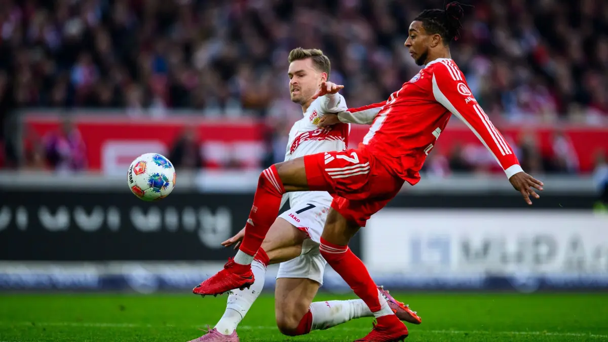 VfB Stuttgart - FC Bayern München: 06.12.2025, Baden-Württemberg, Stuttgart: Fußball, Bundesliga, VfB Stuttgart - FC Bayern München, 13. Spieltag, MHPArena. Maximilian Mittelstädt (l, VfB Stuttgart) in Aktion gegen Michael Olise (Bayern München). Foto: Tom Weller/dpa - WICHTIGER HINWEIS: Gemäß den Vorgaben der DFL Deutsche Fußball Liga bzw. des DFB Deutscher Fußball-Bund ist es untersagt, in dem Stadion und/oder vom Spiel angefertigte Fotoaufnahmen in Form von Sequenzbildern und/oder videoähnlichen Fotostrecken zu verwerten bzw. verwerten zu lassen. +++ dpa-Bildfunk +++