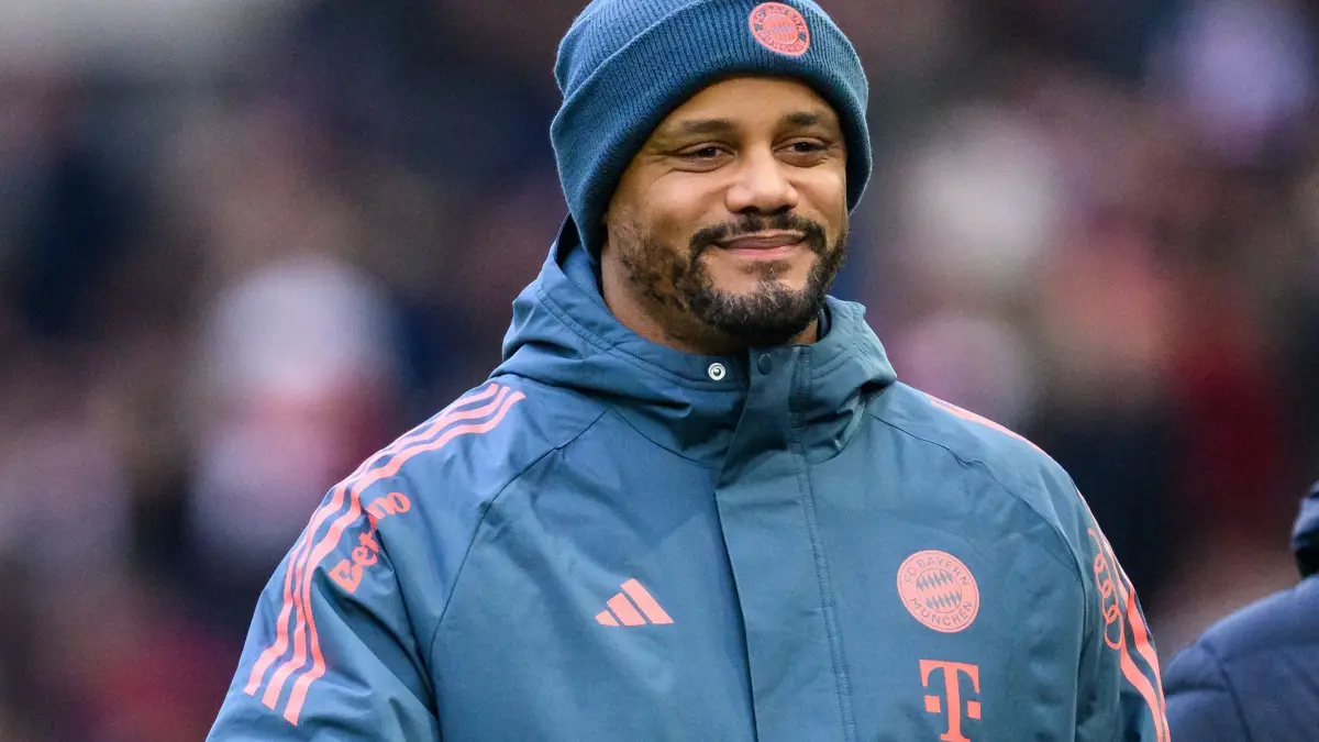 VfB Stuttgart - FC Bayern München: 06.12.2025, Baden-Württemberg, Stuttgart: Fußball, Bundesliga, VfB Stuttgart - FC Bayern München, 13. Spieltag, MHPArena. Trainer Vincent Kompany (Bayern München) steht vor dem Spiel im Stadion. Foto: Tom Weller/dpa - WICHTIGER HINWEIS: Gemäß den Vorgaben der DFL Deutsche Fußball Liga bzw. des DFB Deutscher Fußball-Bund ist es untersagt, in dem Stadion und/oder vom Spiel angefertigte Fotoaufnahmen in Form von Sequenzbildern und/oder videoähnlichen Fotostrecken zu verwerten bzw. verwerten zu lassen. +++ dpa-Bildfunk +++