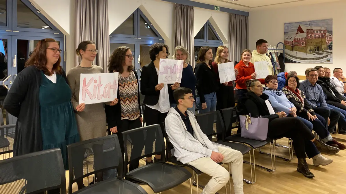 Das Team der Schulsozialarbeit zeigt starke Präsenz in der Gemeinderatssitzung im Kernersaal.