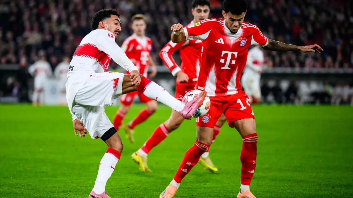 VfB Stuttgart - FC Bayern München: 06.12.2025, Baden-Württemberg, Stuttgart: Fußball, Bundesliga, VfB Stuttgart - FC Bayern München, 13. Spieltag, MHPArena. Tiago Tomas (l, VfB Stuttgart) in Aktion gegen Luis Diaz (Bayern München). Das Spiel endete 0:5. Foto: Tom Weller/dpa - WICHTIGER HINWEIS: Gemäß den Vorgaben der DFL Deutsche Fußball Liga bzw. des DFB Deutscher Fußball-Bund ist es untersagt, in dem Stadion und/oder vom Spiel angefertigte Fotoaufnahmen in Form von Sequenzbildern und/oder videoähnlichen Fotostrecken zu verwerten bzw. verwerten zu lassen. +++ dpa-Bildfunk +++