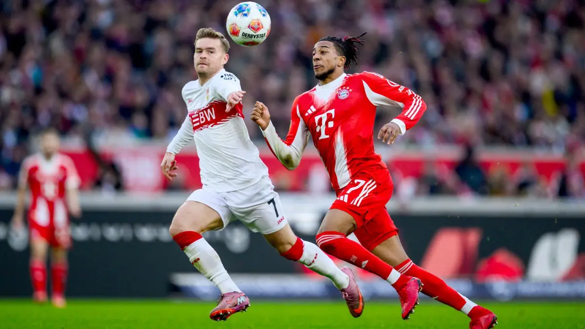 VfB Stuttgart - FC Bayern München: 06.12.2025, Baden-Württemberg, Stuttgart: Fußball, Bundesliga, VfB Stuttgart - FC Bayern München, 13. Spieltag, MHPArena. Maximilian Mittelstädt (l, VfB Stuttgart) in Aktion gegen Michael Olise (Bayern München). Foto: Tom Weller/dpa - WICHTIGER HINWEIS: Gemäß den Vorgaben der DFL Deutsche Fußball Liga bzw. des DFB Deutscher Fußball-Bund ist es untersagt, in dem Stadion und/oder vom Spiel angefertigte Fotoaufnahmen in Form von Sequenzbildern und/oder videoähnlichen Fotostrecken zu verwerten bzw. verwerten zu lassen. +++ dpa-Bildfunk +++