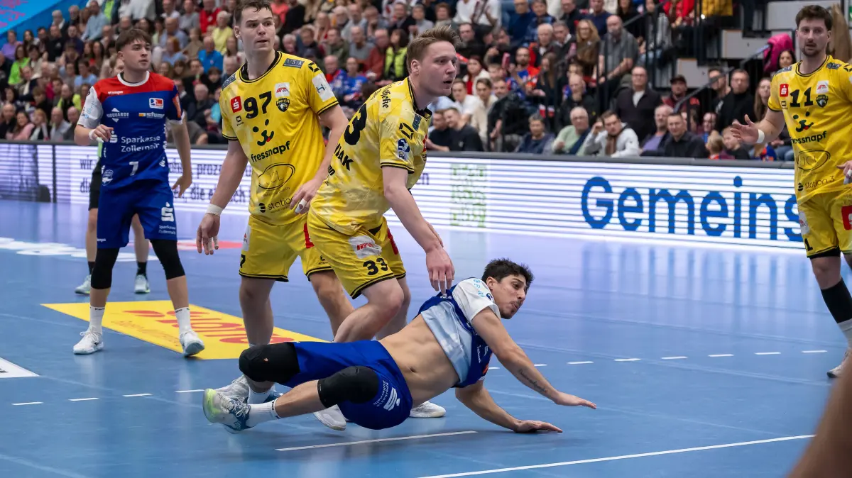 HBW Balingen Weilstetten - HSG Krefeld Niederrhein, Handball 2.Bundesliga, 14. Spieltag, Saison 2025/2026, 05.12.25 : Lars Jagieniak (HSG Krefeld Niederrhein, #33) und Yonatan Dayan (HBW Balingen-Weilstetten, #34)
HBW Balingen Weilstetten - HSG Krefeld Niederrhein, Handball 2.Bundesliga, 14.Spieltag, Saison 2025/2026, 05.12.25
Foto: Eibner-Pressefoto/Thiemann Kirsten