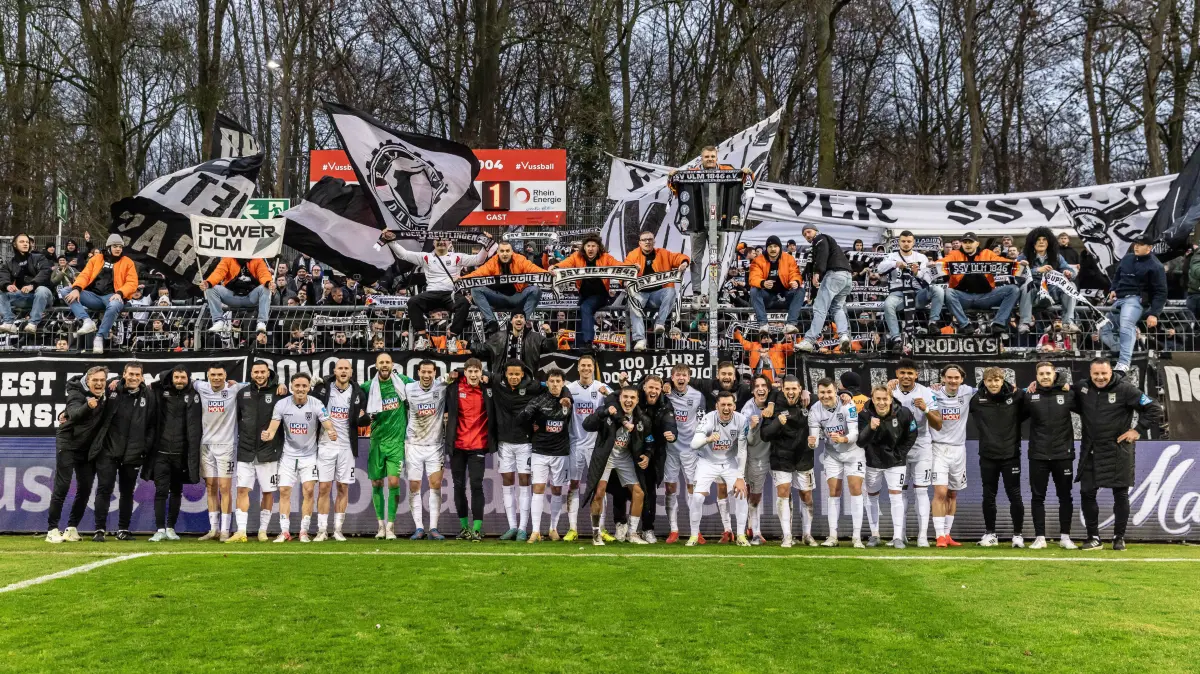 05.12.2025, Fussball, Saison 2025/2026, 3. Liga, Sportpark Höhenberg Köln, 17. Spieltag, Viktoria Köln - SSV Ulm 1846 Fußball, Freude Emotionen Jubel nach dem langersehnten Auswärtssieg für den SSV Ulm 1846 Fußball. Team Mannschaft SSV Ulm 1846 Fußball Teamfoto mit den mitgereisten Ulmer Fans vor dem Gästeblock.
Foto: Lucca Fundel
