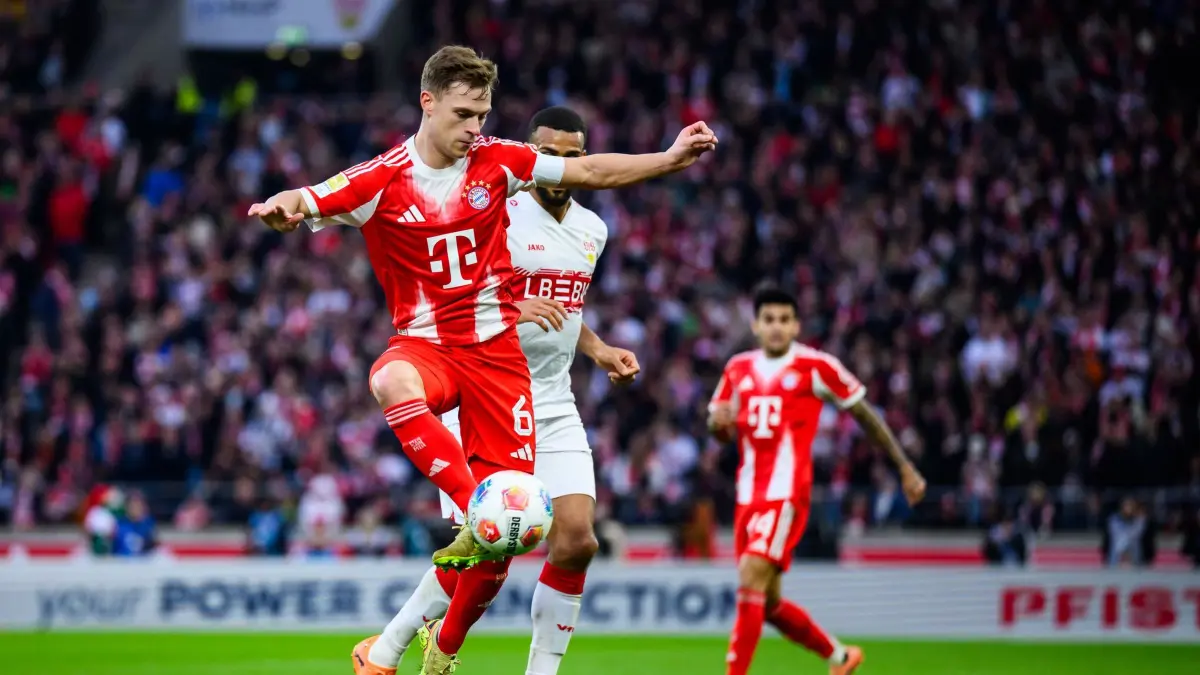 VfB Stuttgart - FC Bayern München: 06.12.2025, Baden-Württemberg, Stuttgart: Fußball, Bundesliga, VfB Stuttgart - FC Bayern München, 13. Spieltag, MHPArena. Joshua Kimmich (Bayern München) in Aktion. Foto: Tom Weller/dpa - WICHTIGER HINWEIS: Gemäß den Vorgaben der DFL Deutsche Fußball Liga bzw. des DFB Deutscher Fußball-Bund ist es untersagt, in dem Stadion und/oder vom Spiel angefertigte Fotoaufnahmen in Form von Sequenzbildern und/oder videoähnlichen Fotostrecken zu verwerten bzw. verwerten zu lassen. +++ dpa-Bildfunk +++