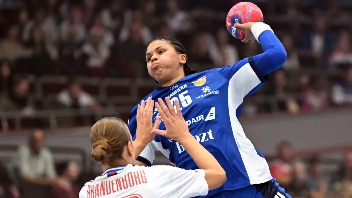 Färöer - Island: 06.12.2025, Nordrhein-Westfalen, Dortmund: Handball, Frauen: WM, Färöer - Island, Hauptrunde, Gruppe 2, 3. Spieltag, Pernille Brandenborg (l, Färöer) und Thea Imani Sturludottir (Island) kämpfen um den Ball. Foto: Federico Gambarini/dpa +++ dpa-Bildfunk +++