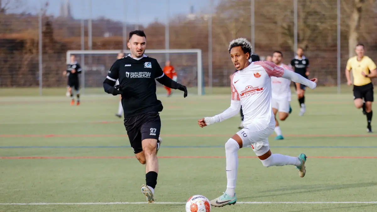 Fußball, Landesliga: Das war das Wochenende mit dem Derby Türkspor Neu-Ulm vs. TSV Neu-Ulm, Awet Kidane rechts