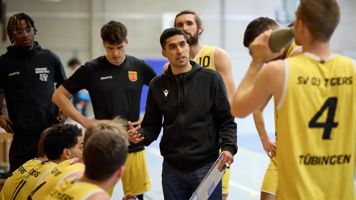 GER, SV 03 Tigers Tuebingen vs SV Fellbach II, Basketball, Basketball Regionalliga BW Maenner, Regionalliga, 13. Spieltag, Basketball Maenner Saison 2025/2026, 07.12.2025: Coach Venelin Berov und der SV 03 Tigers Tuebingen
GER, SV 03 Tigers Tuebingen vs SV Fellbach II, Basketball, Basketball Regionalliga BW Maenner, Regionalliga, 13. Spieltag, Basketball Maenner Saison 2025/2026, 07.12.2025
Foto: Eibner-Pressefoto/ Francesco Gianni Consentino