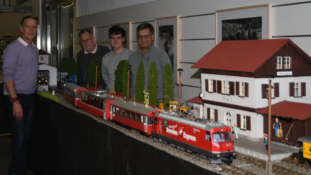 Wolfgang und Heiner Ott, Phil und Ralph Karmann (von links) sind begeisterte Modellbahnfans. Seit Samstag sind ihre Anlagen im Treffpunkt Marbach ausgestellt.