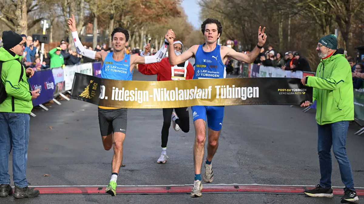50. itdesign-Nikolauslauf Tübingen 2025: 50. itdesign-Nikolauslauf Tübingen 2025, 07.12.2025 - Zieleinlauf - Dominik Notz (links) und Lorenz Baum (rechts, beide LAV Tübingen) gewinnen gemeinsam den 50. Nikolauslauf
Foto: Axel Grundler