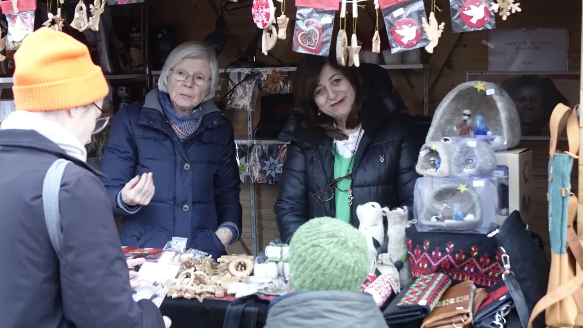 Am Eine-Welt-Stand war Mahera Nasser (rechts) aus Bethlehem zu Gast - hier zusammen mit Roswitha Kontny - und verkaufte Schnitzereien der Schule Talitha Kumi und Filz- wie Lederarbeiten von geistig behinderten Schülerinnen und Schülern der "Arche", eines Projekts, das sie selbst betreut.