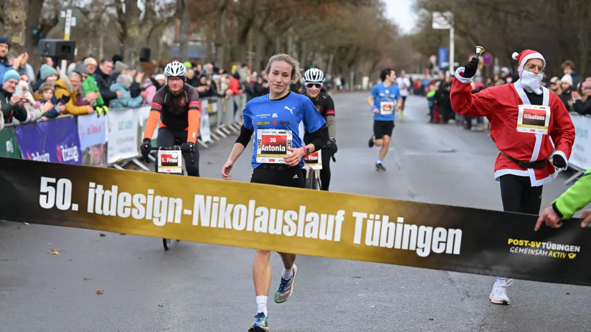 50. itdesign-Nikolauslauf Tübingen 2025: 50. itdesign-Nikolauslauf Tübingen 2025, 07.12.2025 - Siegerin Frauen Antonia Schmiel (LAV Stadtwerke Tübingen)
Foto: Axel Grundler