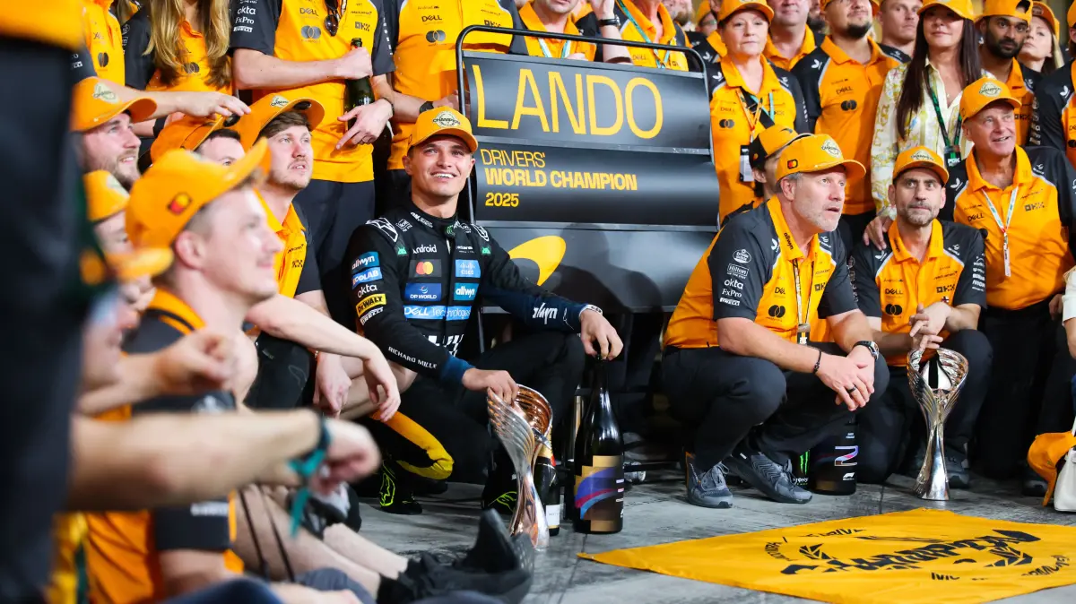 ARE, Formel 1 Weltmeisterschaft, Abu Dhabi Grand Prix, Vereinigte Arabische Emirate, Yas Marina Circuit, 07.12.2025: Lando Norris (McLaren Formula 1 Team, 04), Oscar Piastri (McLaren Formula 1 Team, 81), Zak Brown (CEO, Mclaren Racing), Andrea Stella (Teamchef, McLaren Formula One Team), Mclaren Teamfeier, Team celebrations , ARE, Formel 1 Weltmeisterschaft, Abu Dhabi Grand Prix, Yas Marina Circuit, Sunday, Race Day, 07.12.2025
Foto: Eibner-Pressefoto/Annika Graf
