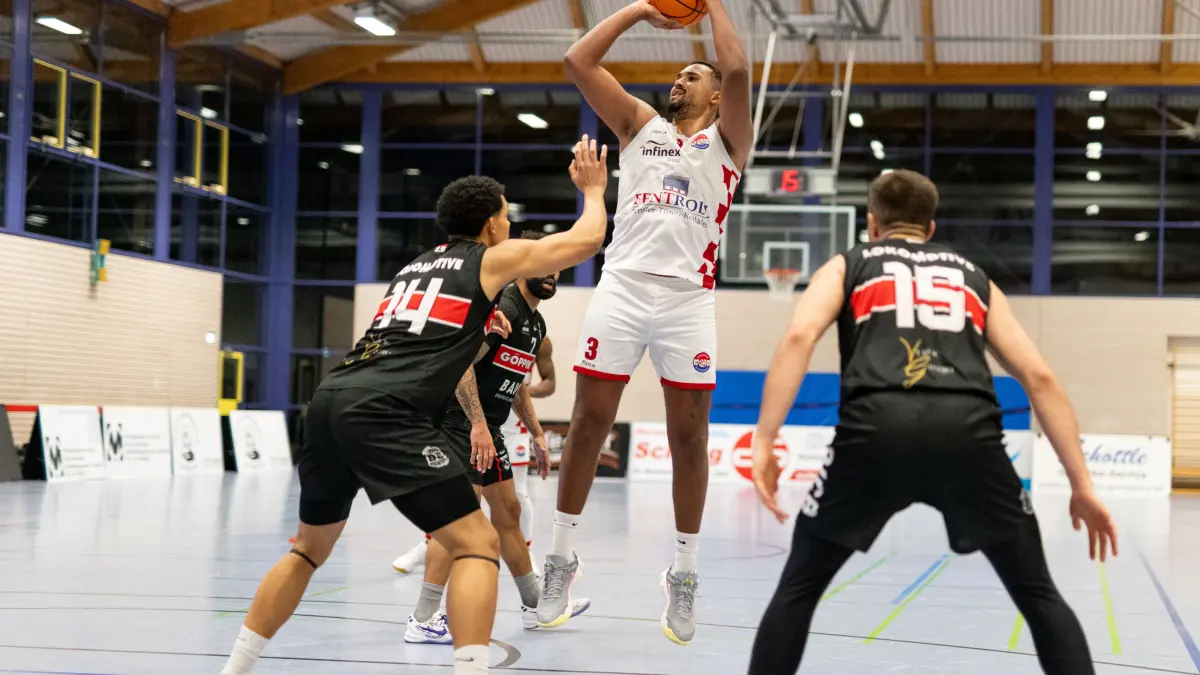 KKK Haiterbach vs. Lokomotive TC Goeppingen, Basketball, Regionalliga Sued West, Spieltag, Saison 2025/2026, 07.12.2025: Noah Ltzbach (KKK Haiterbach Basketball, #03) mit Ball gegen Fabian John (Lokomotive HC Goeppingen, #14),
KKK Haiterbach vs. Lokomotive TC Goeppingen, Basketball, Regionalliga Sued West, Spieltag, Saison 2025/2026, 07.12.2025
Eibner-Pressefoto/Andreas Ulmer