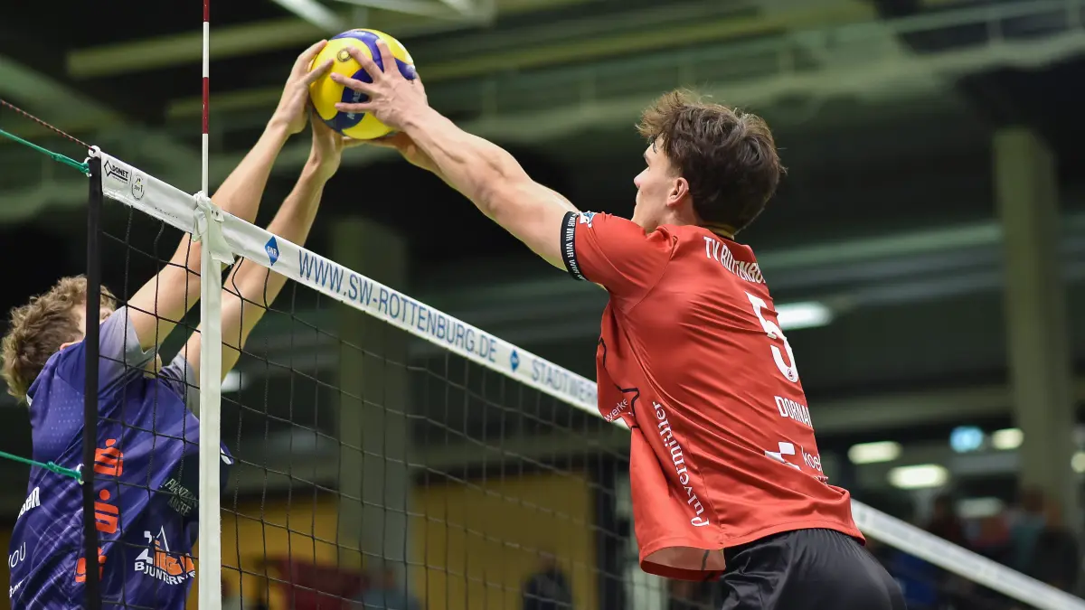 TV Rottenburg vs. TSV Mimmenhausen, Volleyball, 2. Bundesliga Sued, 10. Spieltag, Spiel 5560, Saison 2025/2026, 06.12.2025: Kampf ueber dem Netz, links Lennart Littmann (TSV Mimmenhausen, #08), rechts David Dornauf (TV Rottenburg, #05)
TV Rottenburg vs. TSV Mimmenhausen, Volleyball, 2. Bundesliga Sued, 10. Spieltag, Spiel 5560, Saison 2025/2026, 06.12.2025,
Foto: Eibner-Pressefoto/Ralph Kunze
