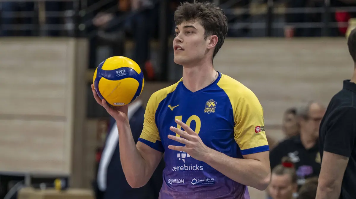 1.Volleyball Bundesliga -Saison 2025/2026 Cerebricks Volley Goats Mitteldeutschland vs.Berlin Recycling Volleys : 1.Volleyball Bundesliga -Saison 2025/2026 Cerebricks Volley Goats Mitteldeutschland vs.Berlin Recycling Volleys Halle, Deutschland 06. Dezember 2025: Im Bild:Erik Brand Bitterfeld Halle/Saale swh.Arena Sachsen-Anhalt Deutschland *** 1 Volleyball Bundesliga Season 2025 2026 Cerebricks Volley Goats Mitteldeutschland vs Berlin Recycling Volleys Halle, Germany 06 December 2025 In the picture Erik Brand Bitterfeld Halle Saale swh Arena Sachsen Anhalt Germany