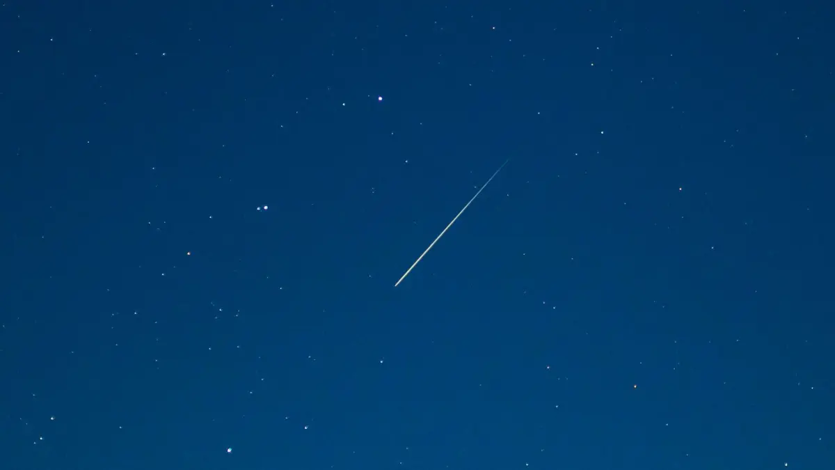 Meteorstrom der Geminiden am Nachthimmel: ARCHIV - 14.12.2024, Brandenburg, Lietzen: Eine Sternschnuppe leuchtet am Nachthimmel. (zu dpa: «Sternschnuppen-Schau: Wie man die Geminiden am Himmel findet») Foto: Patrick Pleul/dpa +++ dpa-Bildfunk +++