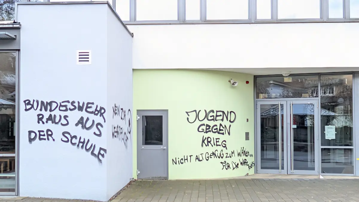 Protest-Grafitti am Eugen-Bolz-Gymnasium in Rottenburg