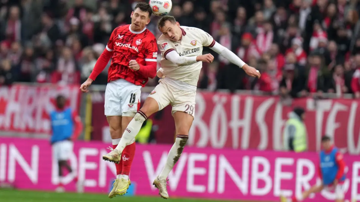 1. FC Kaiserslautern - Dynamo Dresden: 06.12.2025, Rheinland-Pfalz, Kaiserslautern: Fußball: 2. Bundesliga, 1. FC Kaiserslautern - Dynamo Dresden, 15. Spieltag, Fritz-Walter-Stadion. Daniel Hanslik (1. FC Kaiserslautern,l) und Lukas Boeder (Dynamo Dresden) kämpfen um den Ball. (zu dpa: «Wie gewonnen, so zerronnen: Dynamo wieder geschlagen») Foto: Thomas Frey/dpa - WICHTIGER HINWEIS: Gemäß den Vorgaben der DFL Deutsche Fußball Liga bzw. des DFB Deutscher Fußball-Bund ist es untersagt, in dem Stadion und/oder vom Spiel angefertigte Fotoaufnahmen in Form von Sequenzbildern und/oder videoähnlichen Fotostrecken zu verwerten bzw. verwerten zu lassen. +++ dpa-Bildfunk +++