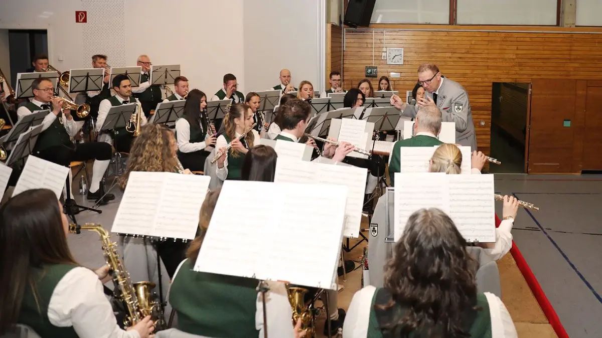 Der Musikverein „Harmonie“ Grünmettstetten spielte am vergangenen Samstag erstmals mit ihrem neuen Dirigenten Oliver Martini in der Turn- und Festhalle in Altheim auf.