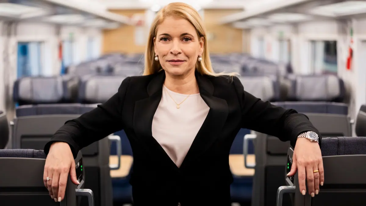 Bahnchefin Evelyn Palla äußert sich zur Pünktlichkeit der Züge.: ARCHIV - 17.10.2025, Berlin: Evelyn Palla, Vorstandsvorsitzende der DB, steht bei der Premiere des neuen ICE L der Deutschen Bahn am Berliner Ostbahnhof in der 2. Klasse. Bahnchefin Evelyn Palla äußert sich zur Pünktlichkeit der Züge. (zu dpa: «Jeder zweite Zug zu spät - aber Bahn soll sauberer werden») Foto: Christoph Soeder/dpa Pool/dpa +++ dpa-Bildfunk +++