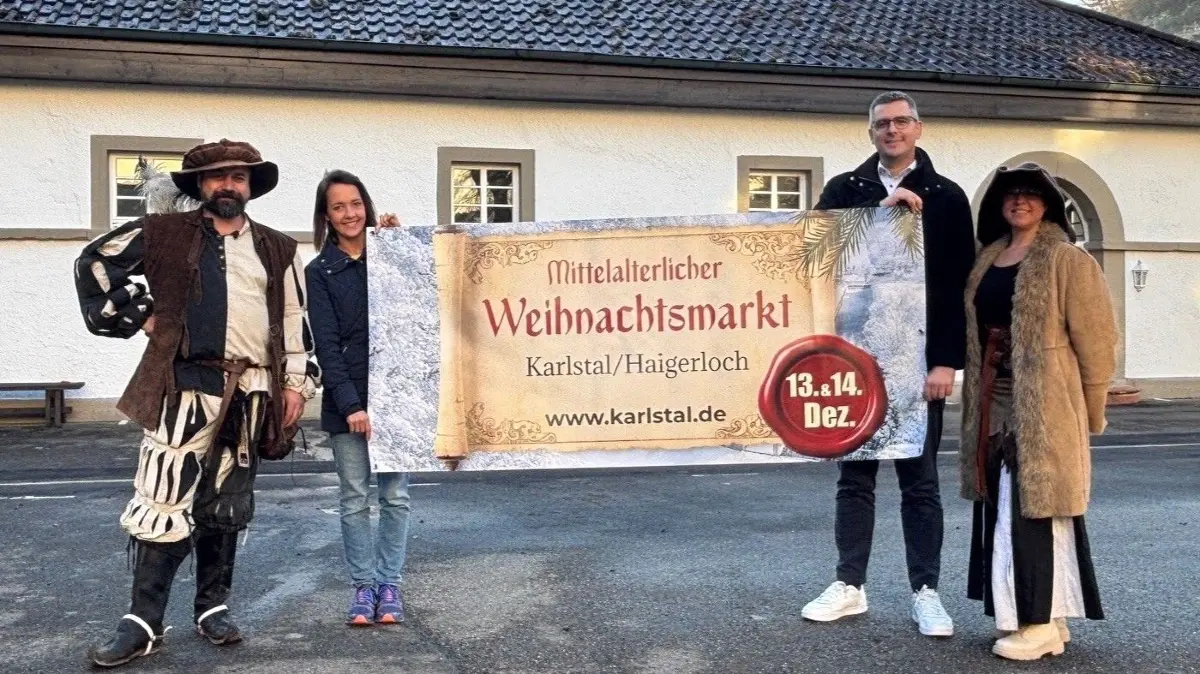 Sie präsentieren den ersten mittelalterlichen Weihnachtsmarkt in Haigerloch (v. l.): Mitveranstalter Markus Katz, die Inhaberin der „Alten Reithalle“, Nicol Welte, Bürgermeister Heiko Lebherz und Mitveranstalterin Anja Katz.