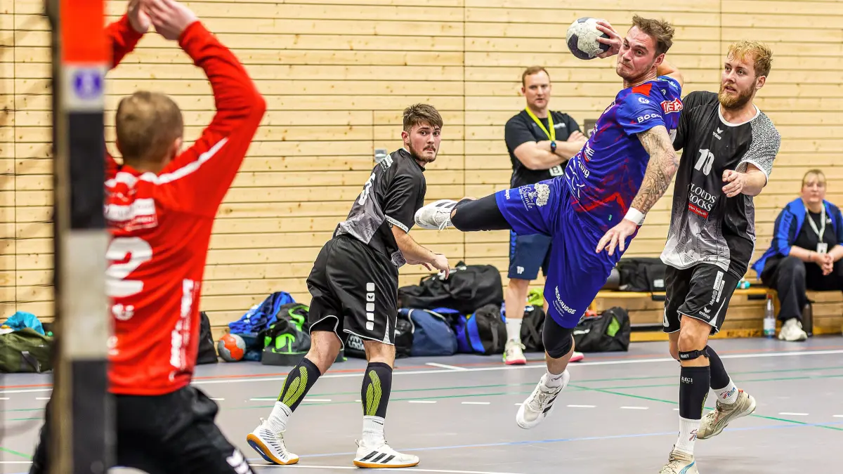 Handball Landesliga: Handball Landesliga; KuGiS Handball - HT Uhingen-Holzhausen;
Marvin Freichel (SG KuGi, #10);
06.12.2025; Bosig Hohensteinhalle; Gingen.
Foto: Thomas Madel