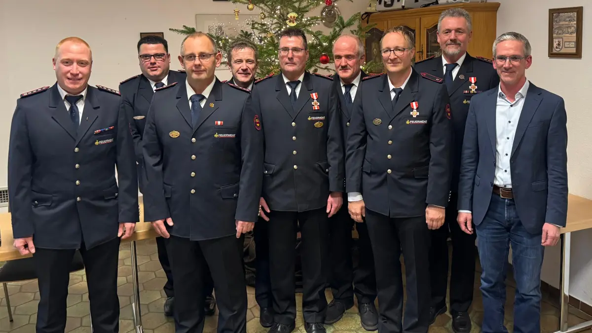 Eine starke Truppe (von links): Florian Karl, Andreas Hipp, Marcus Gnirß, Alexander Rinker, Thomas Burt, Uwe Springwald, Alexander Schmidt, Alexander Geissler und Bürgermeister Jens Keucher.