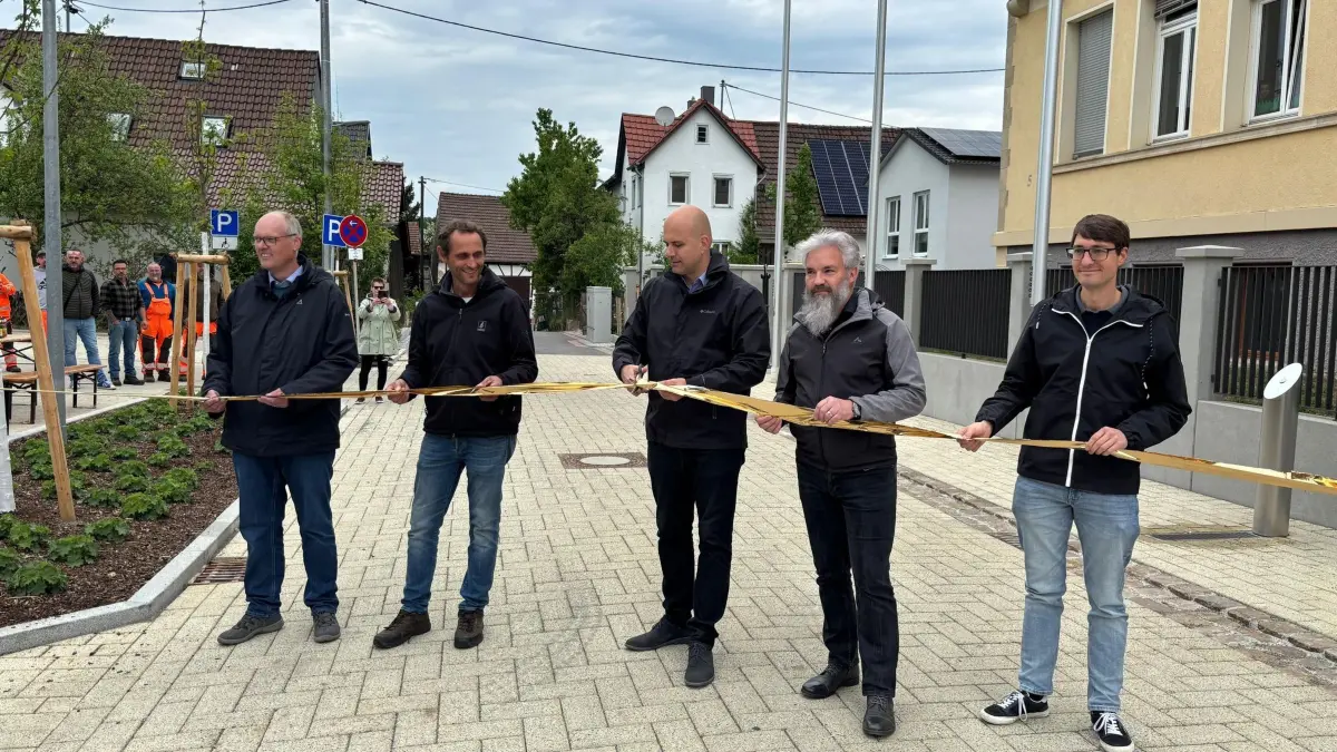 Einweihung nördliche Eisenbahnstraße: der nördliche Teil der Eisenbahnstraße wurde umfangreich saniert (Kanal und Straßenbelag, sowie der angrenzende Parkplatz) Auf dem Foto von links nach rechts: Herr Kapfer (Herrmann&Mang Ingenieure), Herr Wahl (Firma Gottlob Brodbeck), BM. Dr. Christian Majer, Ortsbaumeister Carsten Göhner, Herr Buck (Herrmann&Mang Ingenieure
Beim Festakt über 80 Teilnehmer (Anwohner, ausführende Firmen, Gemeinderäte, Mitarbeiter der Verwaltung)