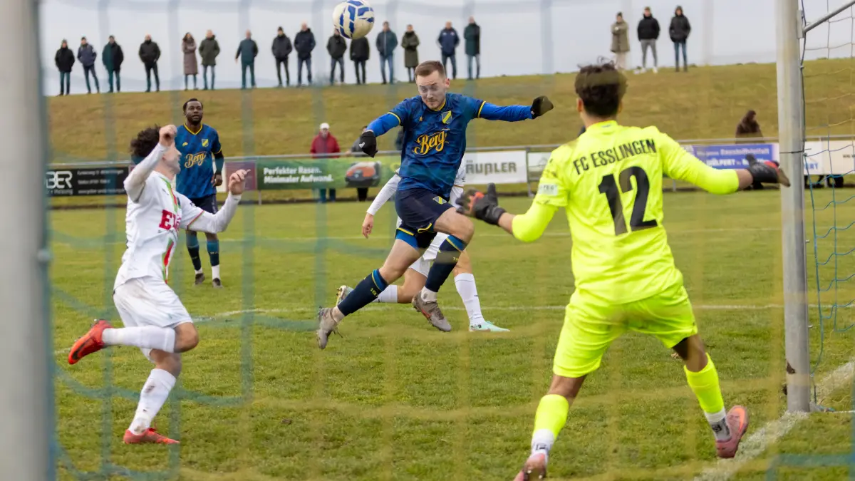 SSV Ehingen-Süd - FC Esslingen 4:2 Verbandsliga Simon Dilger köpft das 3:2