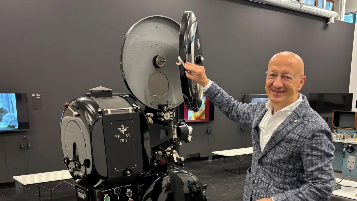 Der riesenhafte Filmprojektor aus der Ulmer HfG - präsentiert von Ausstellungskurator Marin Mäntele,