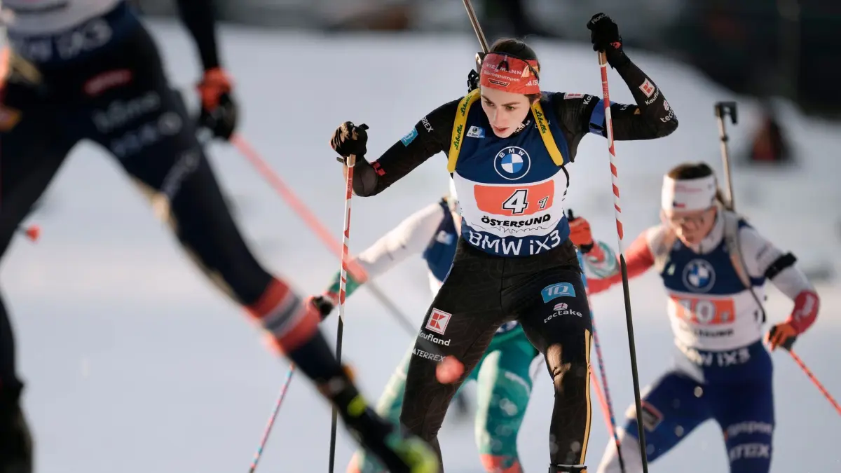 Biathlon: Weltcup: ARCHIV - 29.11.2025, Schweden, Ostersund: Biathlon: Weltcup, Staffel 4 x 6 km, Frauen. Die deutsche Vanessa Voigt in Aktion während des Staffelwettbewerbs. (zu dpa: «Biathletin Voigt wird Zehnte in der Verfolgung») Foto: Björn Larsson Rosvall/TT News Agency via AP/dpa +++ dpa-Bildfunk +++