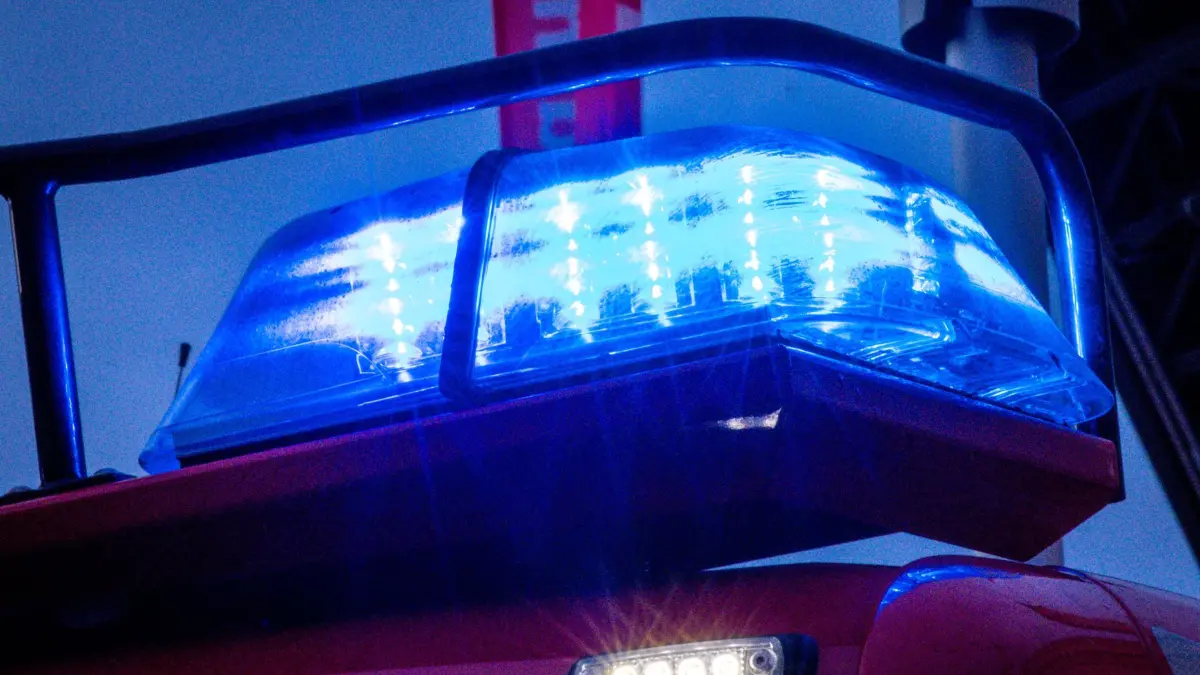 Feuerwehr: ARCHIV - 28.01.2025, Mecklenburg-Vorpommern, Sternberg: Das Blaulicht auf einem Feuerwehrfahrzeug leuchtet. (zu dpa: «Auto auf Standstreifen der A19 ausgebrannt») Foto: Jens Büttner/dpa +++ dpa-Bildfunk +++