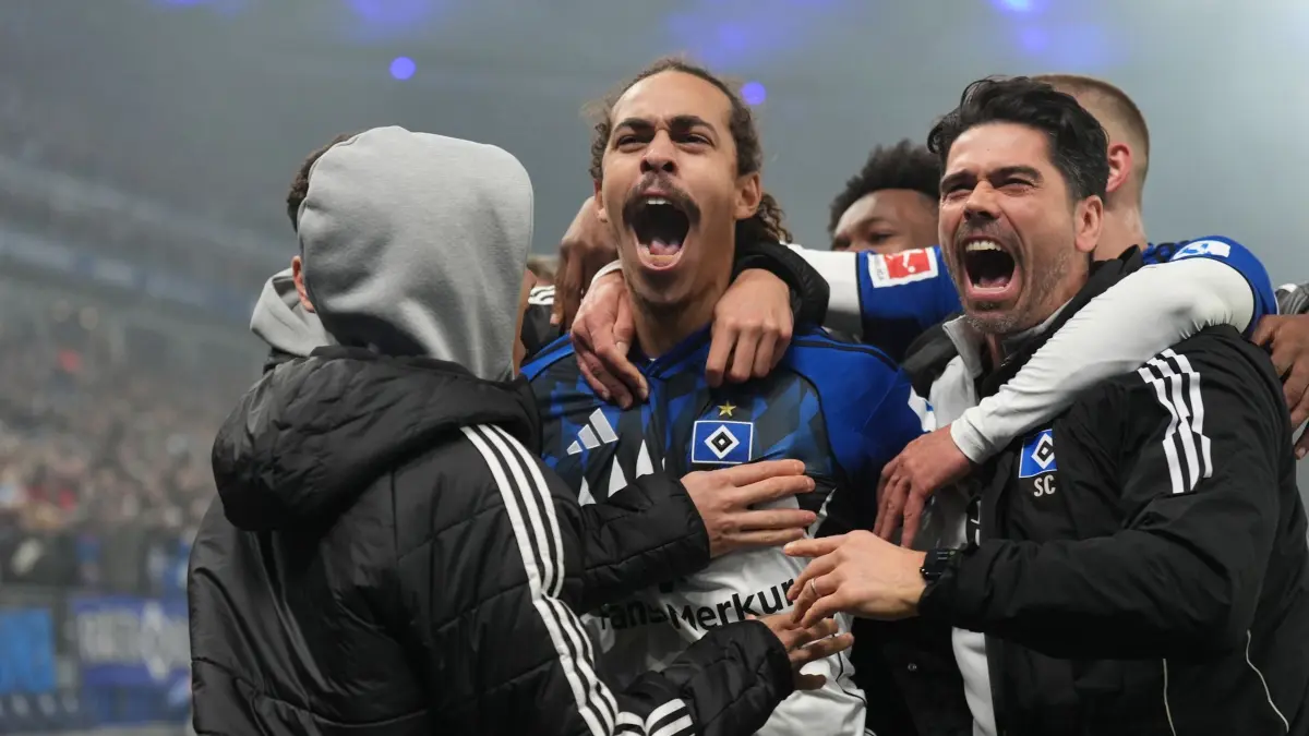 Hamburger SV - SV Werder Bremen: 07.12.2025, Hamburg: Fußball: Bundesliga, Hamburger SV - SV Werder Bremen, 13. Spieltag, Volksparkstadion. Yussuf Poulsen (M, Hamburger SV) jubelt nach seinem Tor zum 3:2 mit den Teamgefährten. WICHTIGER HINWEIS: Gemäß den Vorgaben der DFL Deutsche Fußball Liga bzw. des DFB Deutscher Fußball-Bund ist es untersagt, in dem Stadion und/oder vom Spiel angefertigte Fotoaufnahmen in Form von Sequenzbildern und/oder videoähnlichen Fotostrecken zu verwerten bzw. verwerten zu lassen. Foto: Marcus Brandt/dpa +++ dpa-Bildfunk +++
