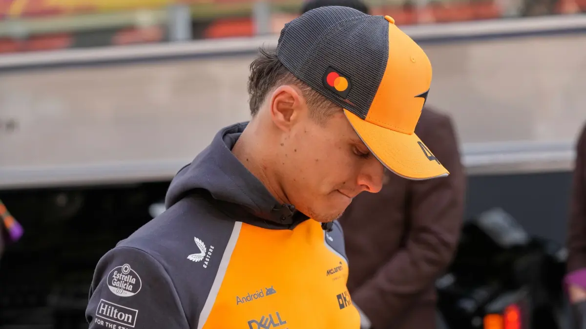 Großer Preis von Abu Dhabi: 07.12.2025, Vereinigte Arabische Emirate, Abu Dhabi: Der britische McLaren-Pilot Lando Norris steht während der Fahrerparade vor dem Großen Preis von Abu Dhabi. Foto: Darko Bandic/AP/dpa +++ dpa-Bildfunk +++