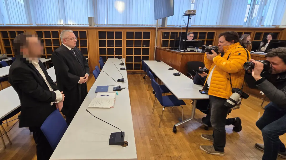 Angeklagter ist am 1.7.25 in Rosengarten-Sanzenbach mit Messer auf Polizisten los gegangen als diese seine Kinder in Obhut nehmen wollten - Prozess wegen versuchtem Todschlag, 1. Große Strafkammer, Landgericht Heilbronn im Dezember 2025