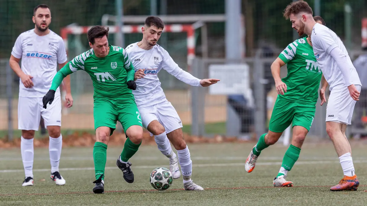 Fußball Kreisliga A3: Fußball Kreisliga A3; TV Altenstadt - TSV Wäschenbeuren;
Clemens Stich (TSV Wäschenbeuren, #27) und Erjon Mehmetaj (TV Altenstadt, #10);
07.12.2025; Geislingen.
Foto: Thomas Madel