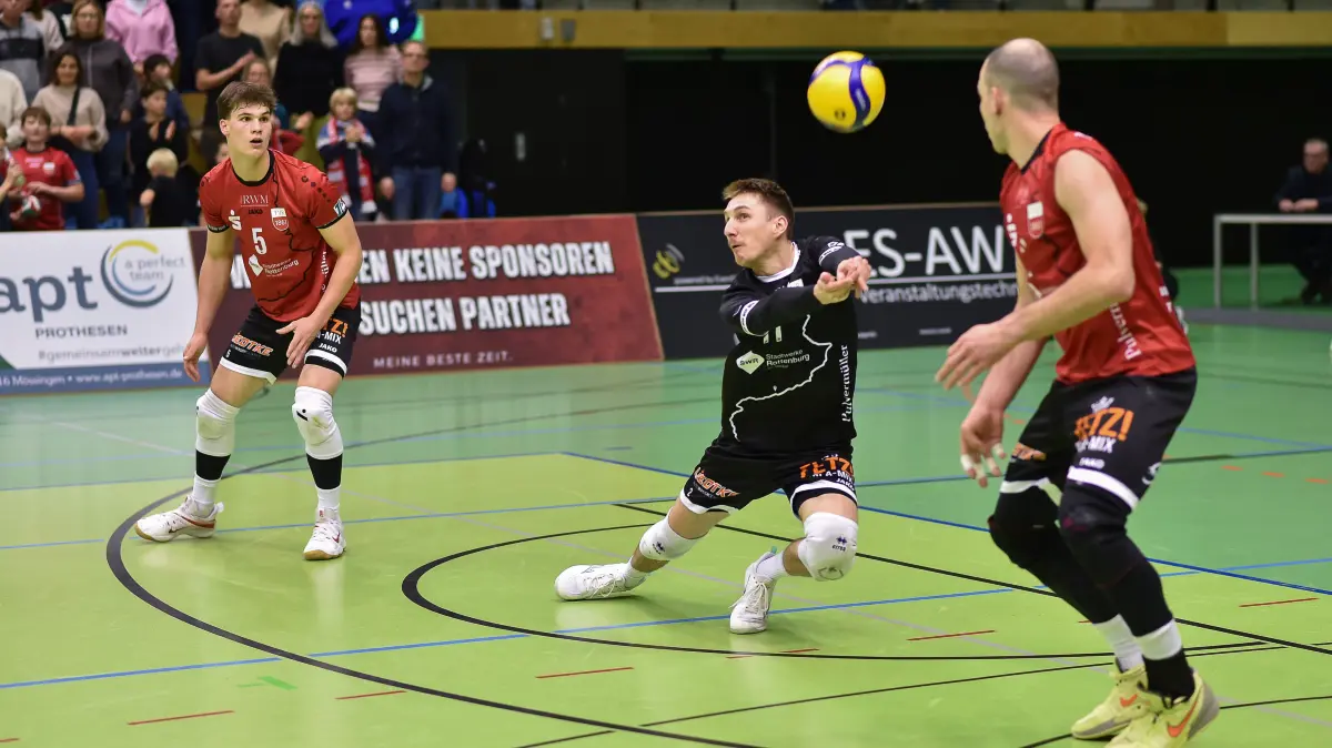 TV Rottenburg vs. TSV Mimmenhausen, Volleyball, 2. Bundesliga Sued, 10. Spieltag, Spiel 5560, Saison 2025/2026, 06.12.2025: Robin Leber (TV Rottenburg, #11) bei der Annahme, links David Dornauf (TV Rottenburg, #05), rechts Moritz Rauber (TV Rottenburg, #02)
TV Rottenburg vs. TSV Mimmenhausen, Volleyball, 2. Bundesliga Sued, 10. Spieltag, Spiel 5560, Saison 2025/2026, 06.12.2025,
Foto: Eibner-Pressefoto/Ralph Kunze
