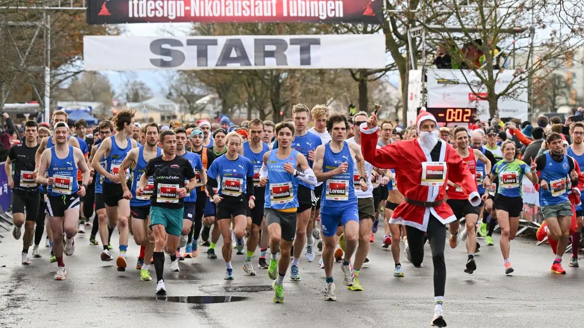 50. itdesign-Nikolauslauf Tübingen 2025: 50. itdesign-Nikolauslauf Tübingen 2025, 07.12.2025 - Start zum Halbmarathon. In der vorderen Reihe die späteren Sieger Dominik Notz (LAV Stadtwerke Tübingen, 2) und Lorenz Baum (LAV Stadtwerke Tübingen, 1), sowie die Siegerin der Frauen Antonia Schiel (LAV Stadtwerke Tübingen, 36)
Foto: Axel Grundler