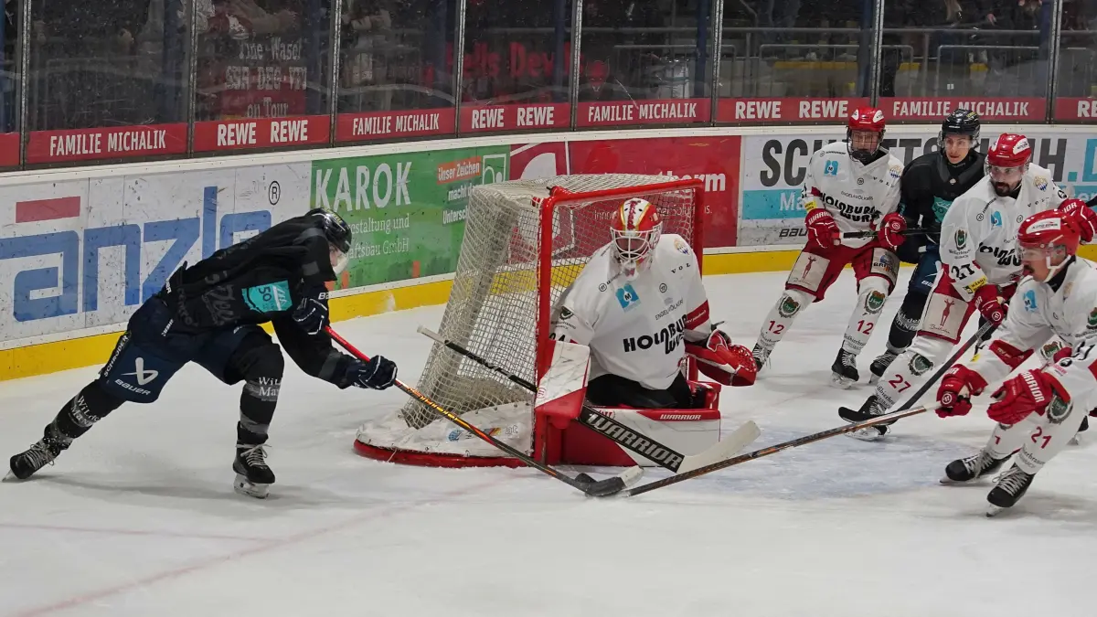 Zum 50-jährigen Bestehen der Eissportanlage am Donaubad liefern die Devils Ulm/Neu-Ulm und der TEV Miesbach ein hochklassiges, intensives und bis zum Schluss dramatisches Duell. Am Ende sichert sich der VfE Ulm/Neu-Ulm im Shootout einen 6:5-Erfolg.