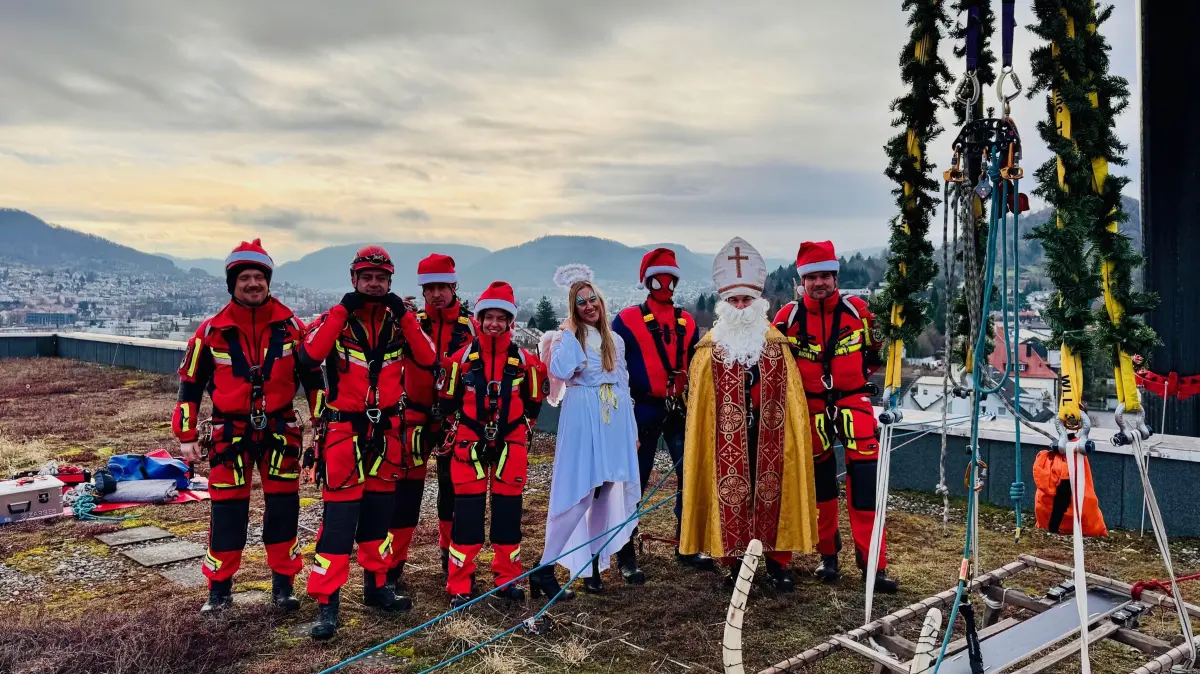 Die Reutlinger Feuerwehr vor dem Einsatz mit dem Nikolaus und dem Engel.