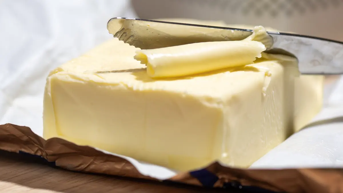 Butter: ARCHIV - 02.06.2022, Sachsen, Leipzig: Ein Stück Butter liegt auf einem Tisch. (zu dpa: «Preisrutsch am Kühlregal - Butter unter einem Euro») Foto: Hendrik Schmidt/dpa +++ dpa-Bildfunk +++