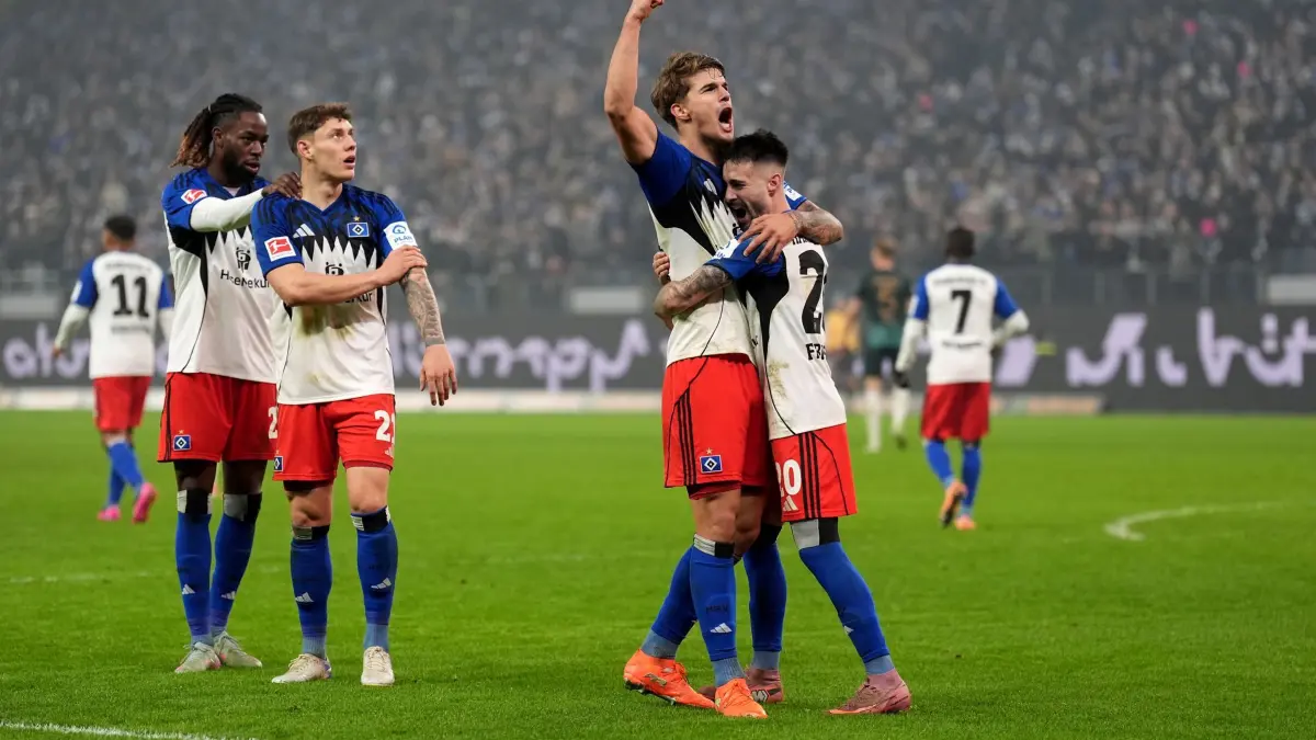 Hamburger SV - SV Werder Bremen: 07.12.2025, Hamburg: Fußball: Bundesliga, Hamburger SV - SV Werder Bremen, 13. Spieltag, Volksparkstadion. Luka Vuskovic (2vr, Hamburger SV) jubelt nach seinem Tor zum 2:1 mit Fábio Vieira (r, Hamburger SV), Nicolai Remberg (2vl, Hamburger SV) und Jordan Torunarigha (Hamburger SV). WICHTIGER HINWEIS: Gemäß den Vorgaben der DFL Deutsche Fußball Liga bzw. des DFB Deutscher Fußball-Bund ist es untersagt, in dem Stadion und/oder vom Spiel angefertigte Fotoaufnahmen in Form von Sequenzbildern und/oder videoähnlichen Fotostrecken zu verwerten bzw. verwerten zu lassen. Foto: Marcus Brandt/dpa +++ dpa-Bildfunk +++