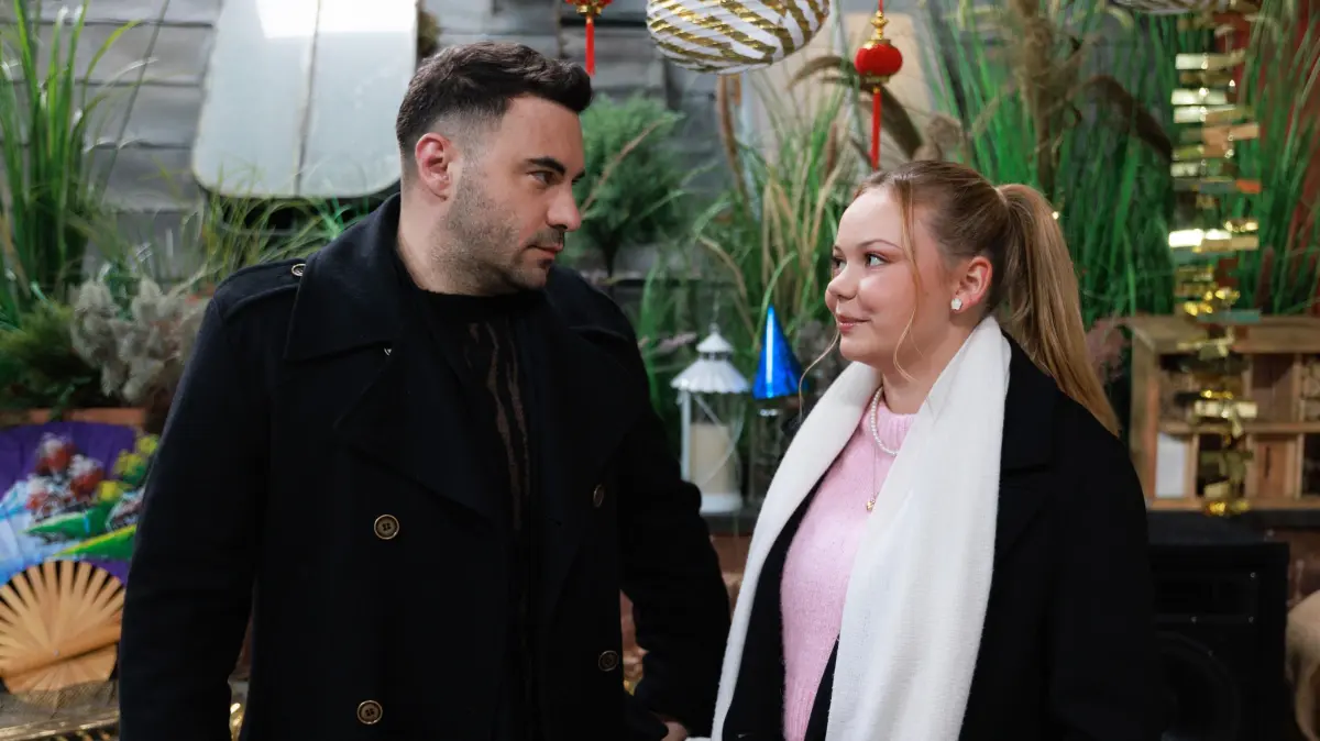 Easy (Lars Steinhöfel) und Ronja (Theresa Traser) sind zuversichtlich, dass ihr Verkupplungsplan aufgehen wird.