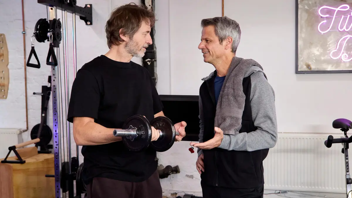 Jori (Guido Broscheit, l.) und Benedikt (Jens Hajek) versuchen neugierig, Informationen über den jeweils anderen herauszufinden.