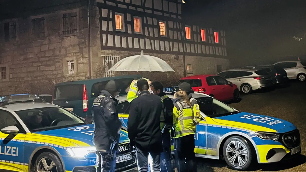 Spontanversammlung vor dem Jugendheim Hohenlohe in Herboldshausen Kirchberg Bund für Gotterkenntnis (Ludendorff)