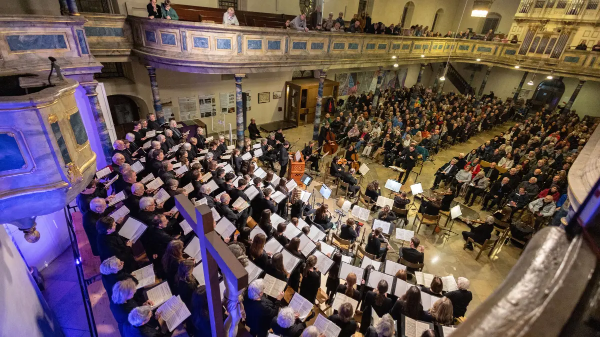 Weihnachtsoratorium Teil 1-3 in der Stadtkirche GP, Marc-Aurel Siemon, der neue evangelische Bezirkskantor, macht das mit der Kantorei