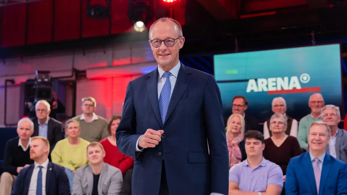 ARD-„Arena“ mit Bundeskanzler Merz: 08.12.2025, Nordrhein-Westfalen, Niederkassel: Bundeskanzler Friedrich Merz (CDU) steht vor der Live-Sendung der ARD-„Arena“ in der Lemo Kulturhalle. Zum Ende seines ersten Jahres im Amt stellt sich der Bundeskanzler in der Sendung live den Fragen von Bürgerinnen und Bürgern. Foto: Rolf Vennenbernd/dpa +++ dpa-Bildfunk +++