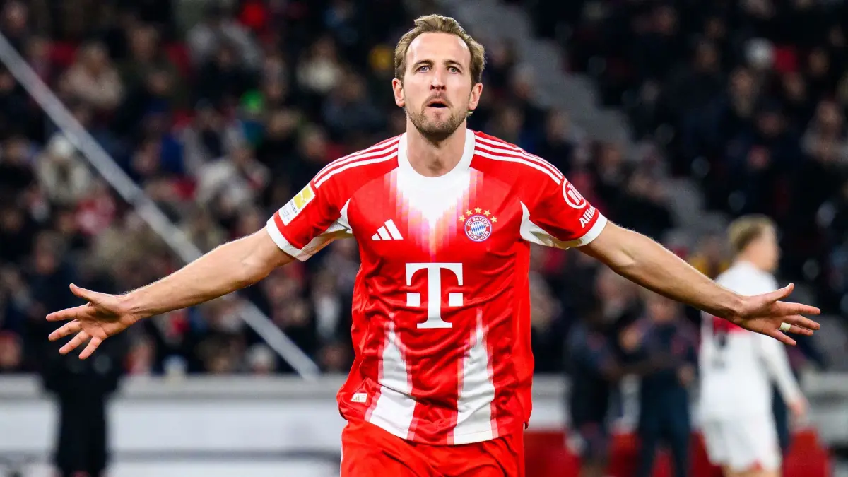 VfB Stuttgart - Bayern München: 06.12.2025, Baden-Württemberg, Stuttgart: Fußball: Bundesliga, VfB Stuttgart - Bayern München, 13. Spieltag, MHPArena. Harry Kane (Bayern München) jubelt nach seinem Tor zum 0:4. (zu dpa: «Eberl zapft ungewöhnliche Quelle an: «Sporting ist gut»») Foto: Tom Weller/dpa - WICHTIGER HINWEIS: Gemäß den Vorgaben der DFL Deutsche Fußball Liga bzw. des DFB Deutscher Fußball-Bund ist es untersagt, in dem Stadion und/oder vom Spiel angefertigte Fotoaufnahmen in Form von Sequenzbildern und/oder videoähnlichen Fotostrecken zu verwerten bzw. verwerten zu lassen. +++ dpa-Bildfunk +++