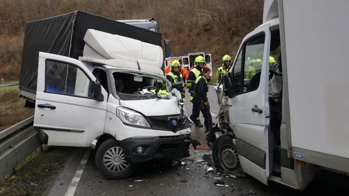 Warum die beiden Fahrzeuge am Montagvormittag kollidiert sind, ist noch unklar.